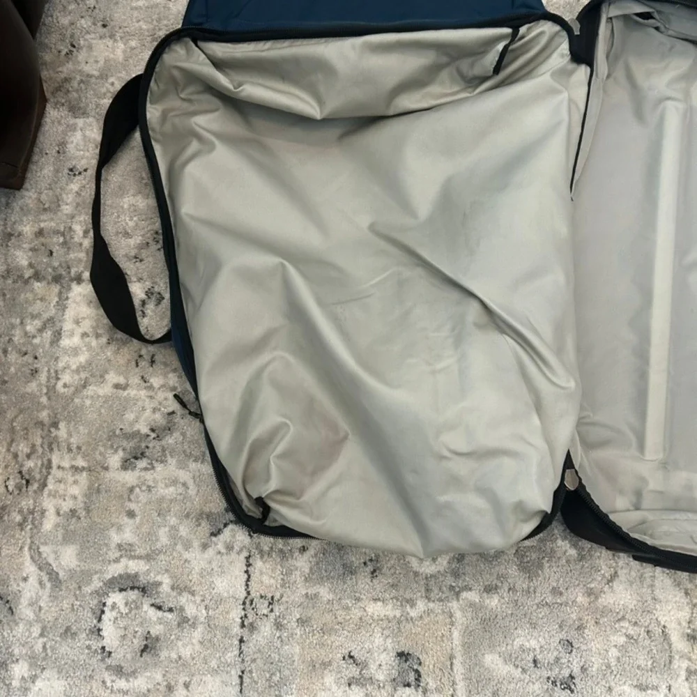 Patagonia Black Hole Wheeled Duffel Bag Navy Blue Rolling Travel Luggage 100L
